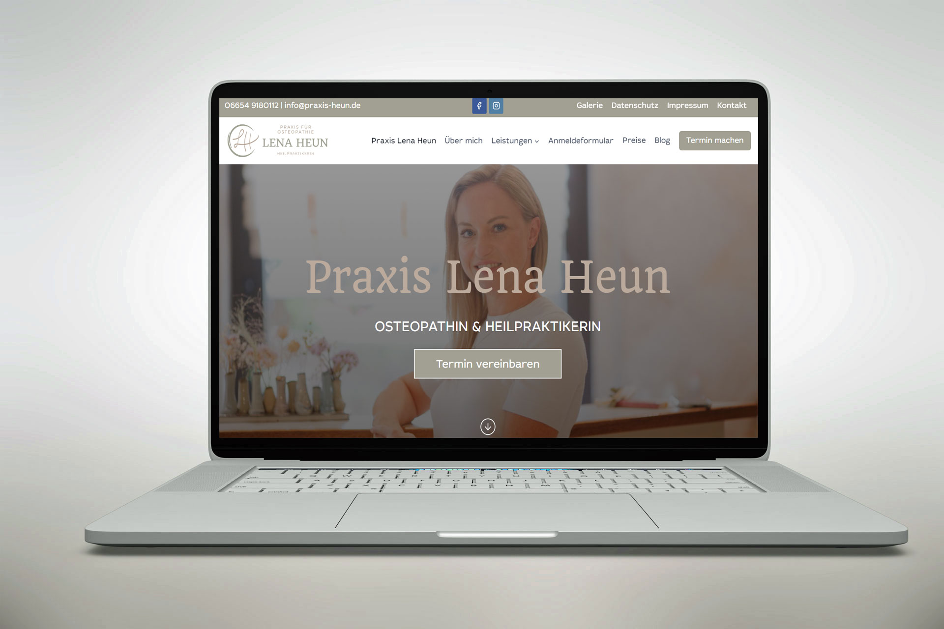 Bild von Lena Heun an der Rezeption