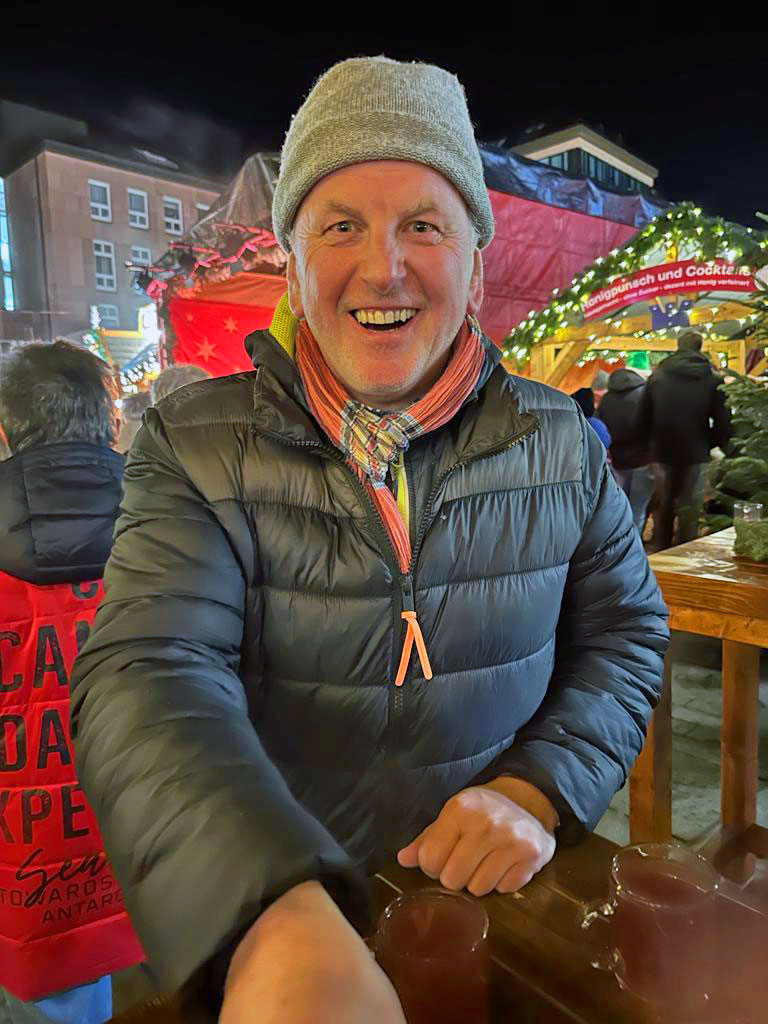 Udo glücklich mit Kunden und Partnern auf dem Weihnachtsmarkt in Fulda
