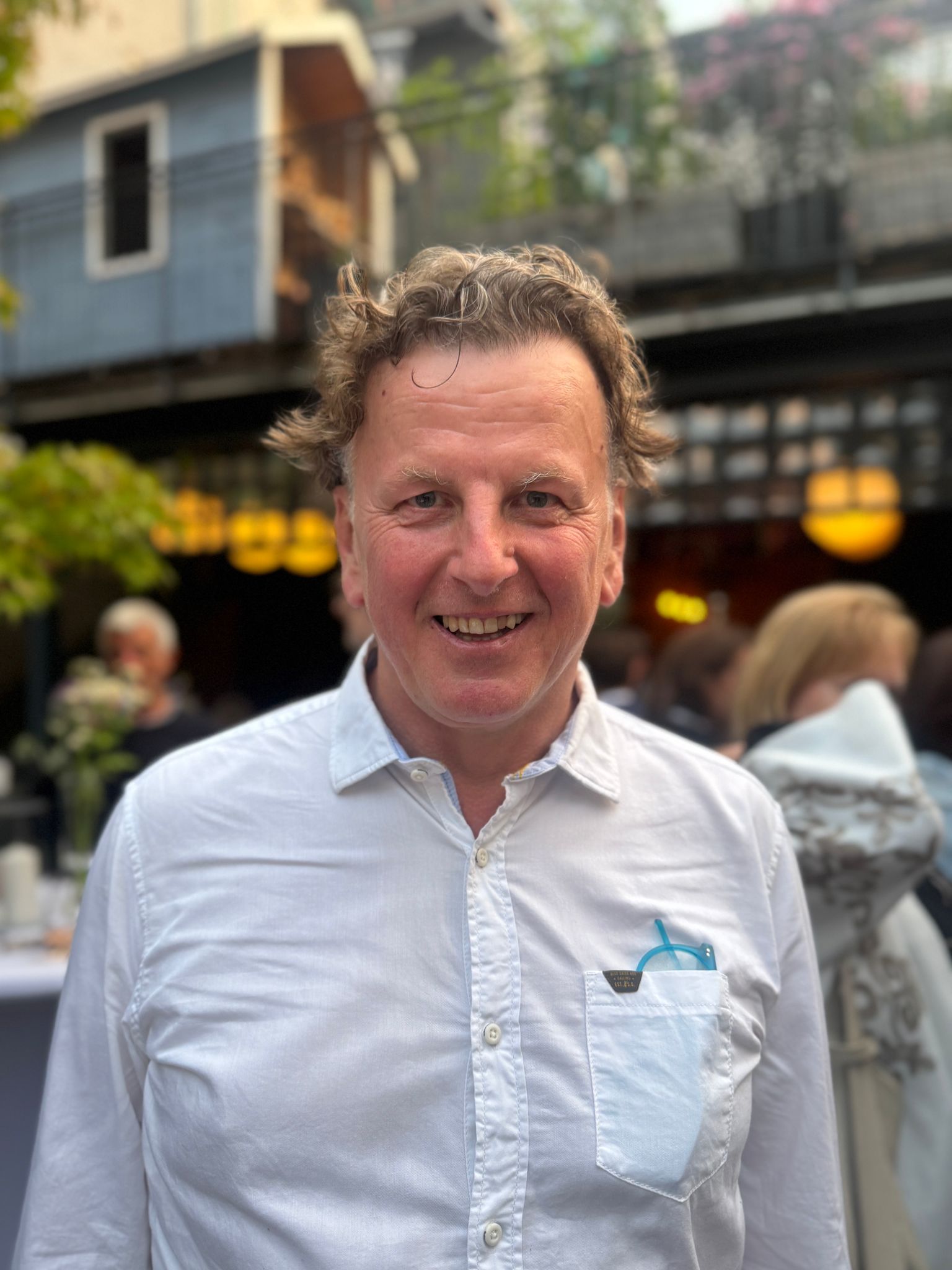 Mann mit weißem Hembd